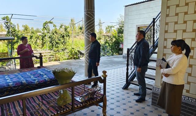 Bolalar ombudsmanining Qashqadaryo viloyatidagi mintaqaviy vakili Kasbi tumanidagi 1-sonli oilaviy bolalar uyida bo‘lib, yaratilgan shart-sharoitlarni o‘rgandi.
