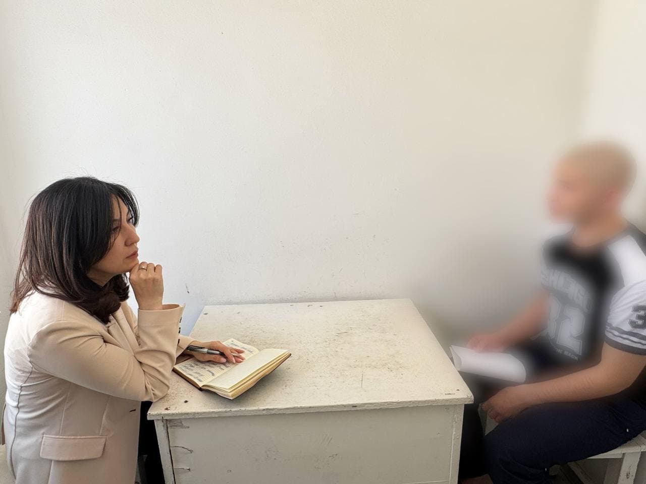 Bolalar ombudsmani monitoring tashrifi bilan Sirdaryo viloyatida bo‘lib, Xovos tumanidagi 8-son tergov hibsxonasida saqlanayotgan voyaga yetmagan bolalarning shart-sharoitlarini o‘rgandi.