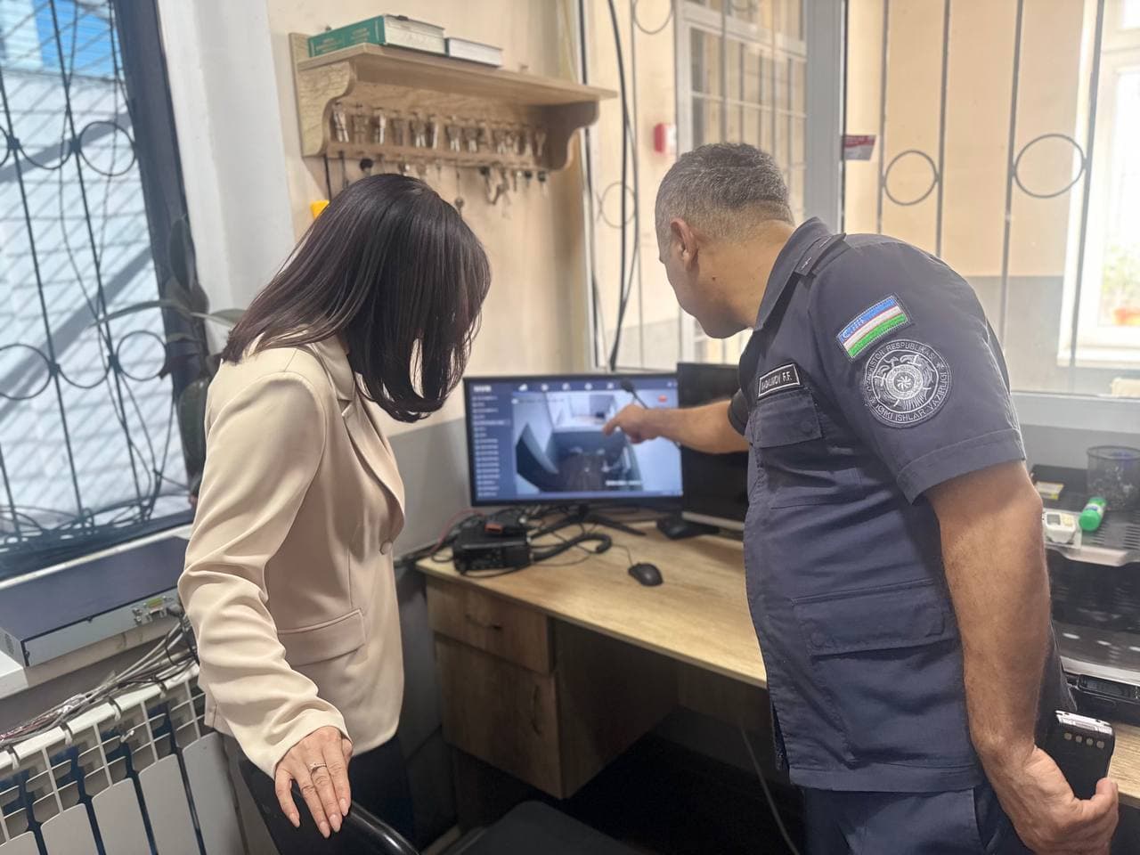 Bolalar ombudsmanining Toshkent viloyatiga monitoring tashrifi doirasida keyingi manzil Nurafshon shahar IIBB vaqtincha saqlash hibsxonasi bo‘ldi.