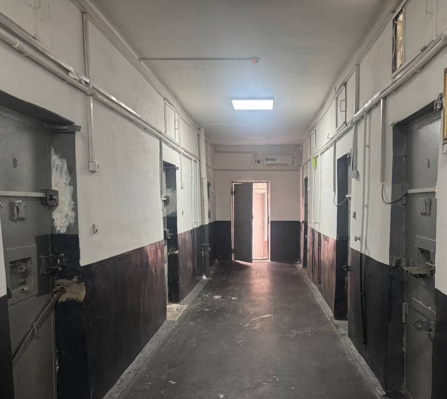 Bolalar ombudsmanining Toshkent viloyatiga monitoring tashrifi doirasida keyingi manzil Nurafshon shahar IIBB vaqtincha saqlash hibsxonasi bo‘ldi.