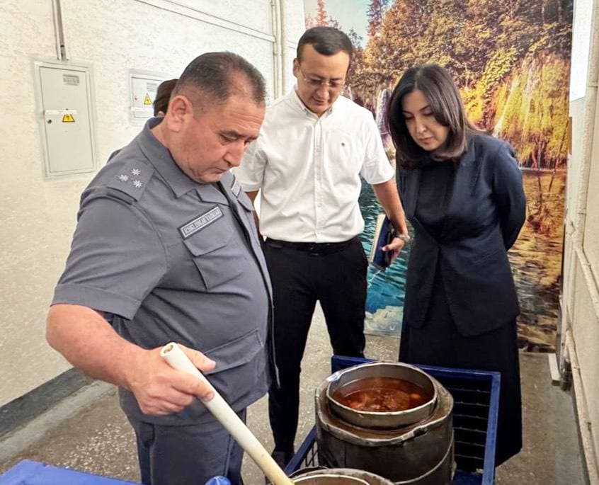 2026-yil may oyida Bolalar ombudsmani monitoring tashrifi bilan  Toshkent viloyatida bo‘lib,  Zangiota tumanidagi 1-sonli tergov hibsxonasi hamda24-son tarbiya koloniyasida  voyaga yetmagan bolalar saqlanayotgan shart-sharoitlarni  ko‘zdan kechirdi.