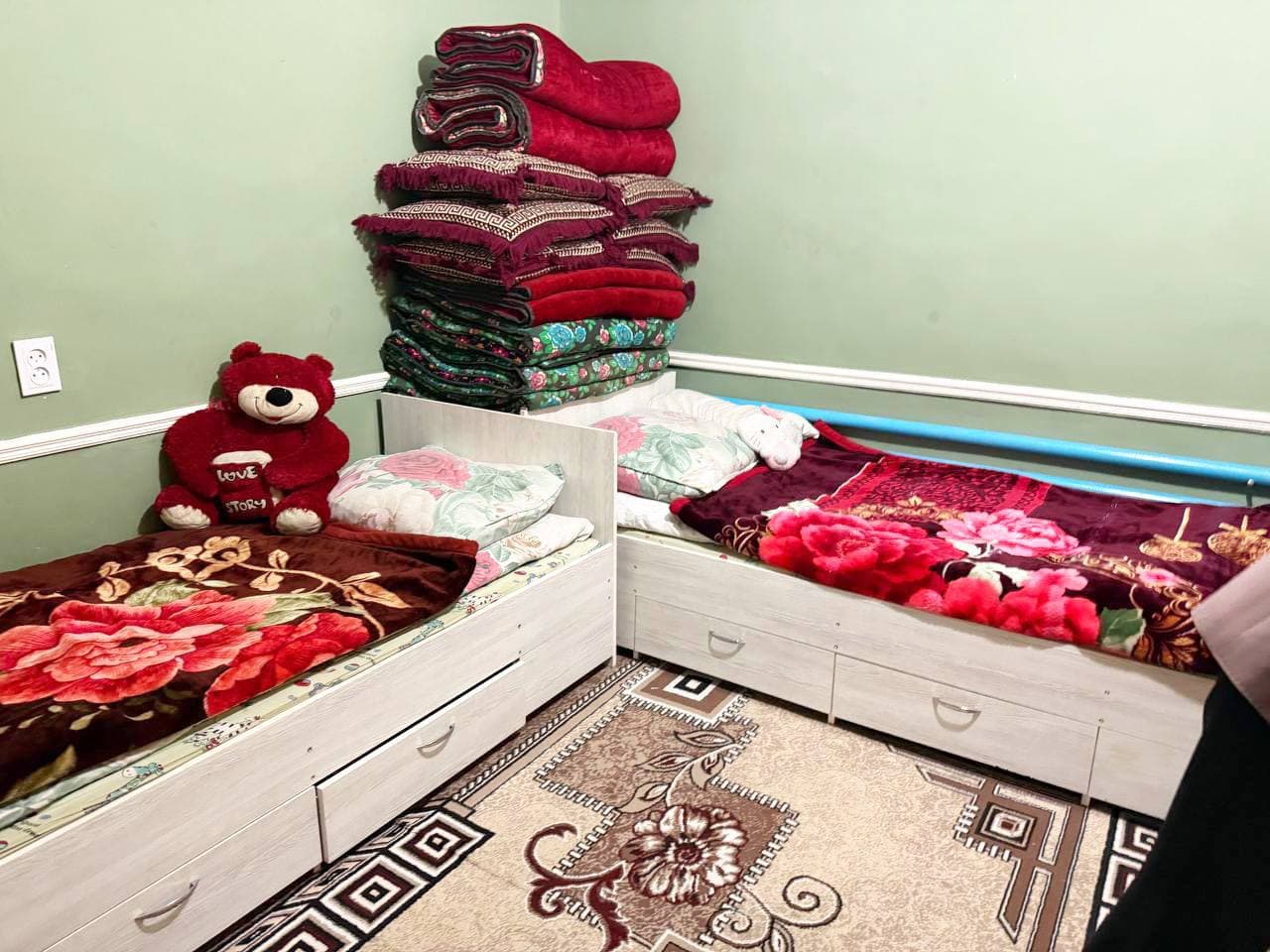 Kuni kecha Bolalar ombudsmani Toshkent viloyatiga qilgan monitoring tashrifi davomida Yangiyo‘l tumanida joylashgan "Muqaddam ona" hamda "Yangi O‘zbekiston" oilaviy bolalar uylarida bo‘lib, bu yerda bolalar uchun yaratilgan shart-sharoitlarni o‘rgandi.