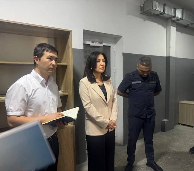 Bolalar ombudsmanining Toshkent viloyatiga monitoring tashrifi doirasida keyingi manzil Nurafshon shahar IIBB vaqtincha saqlash hibsxonasi bo‘ldi.