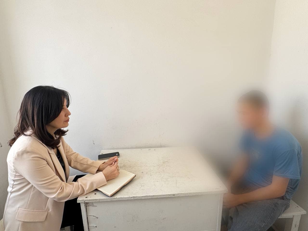 Bolalar ombudsmani monitoring tashrifi bilan Sirdaryo viloyatida bo‘lib, Xovos tumanidagi 8-son tergov hibsxonasida saqlanayotgan voyaga yetmagan bolalarning shart-sharoitlarini o‘rgandi.