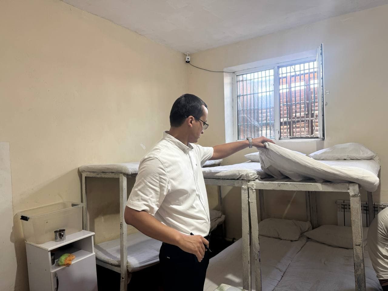 Bolalar ombudsmani monitoring tashrifi bilan Sirdaryo viloyatida bo‘lib, Xovos tumanidagi 8-son tergov hibsxonasida saqlanayotgan voyaga yetmagan bolalarning shart-sharoitlarini o‘rgandi.