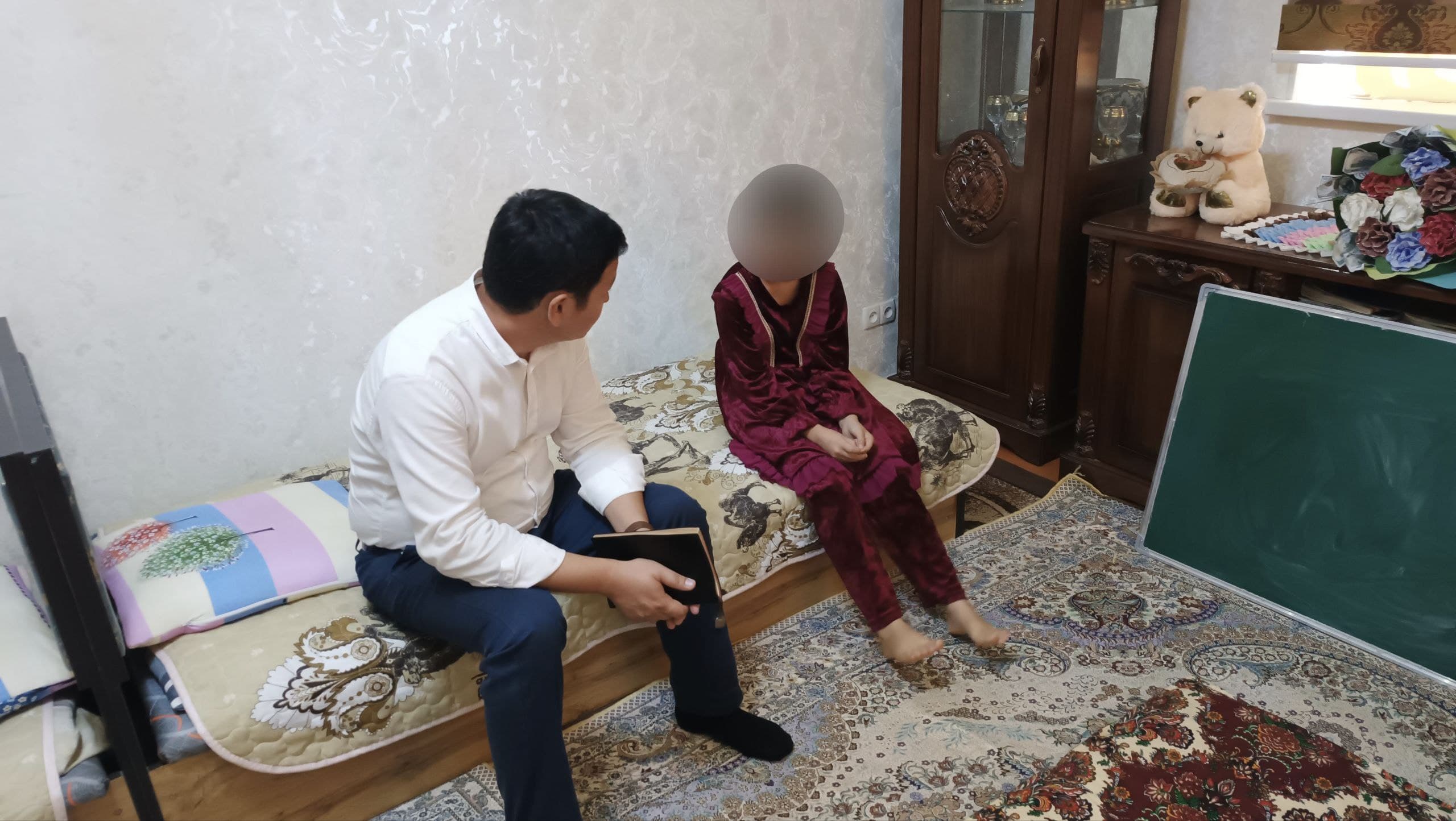 Региональный представитель Уполномоченного по правам ребенка по Кашкадарьинской области посетил Семейный детский дом № 1 Нишонского района и ознакомился с условиями, созданными там для детей.