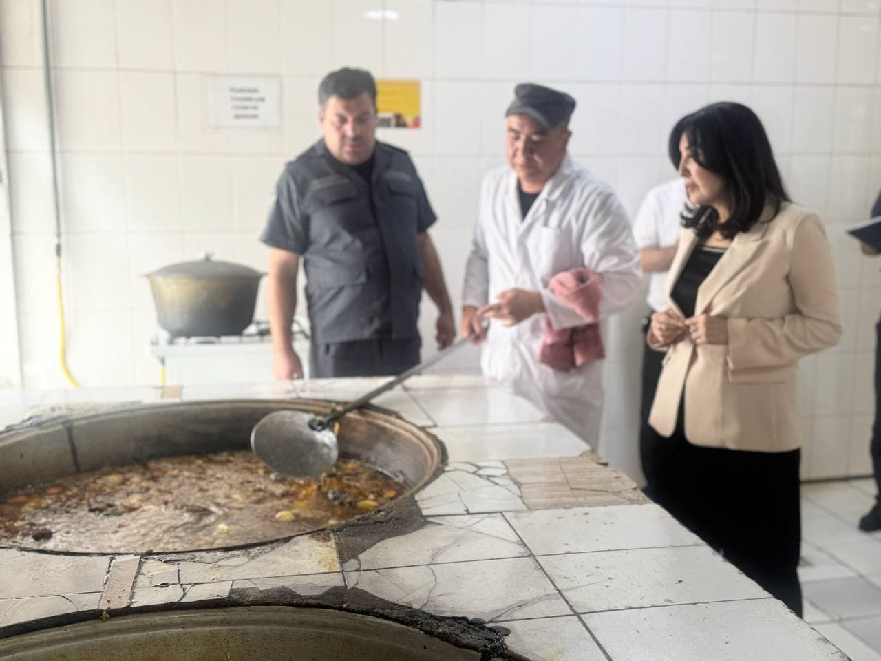 Bolalar ombudsmani monitoring tashrifi bilan Sirdaryo viloyatida bo‘lib, Xovos tumanidagi 8-son tergov hibsxonasida saqlanayotgan voyaga yetmagan bolalarning shart-sharoitlarini o‘rgandi.