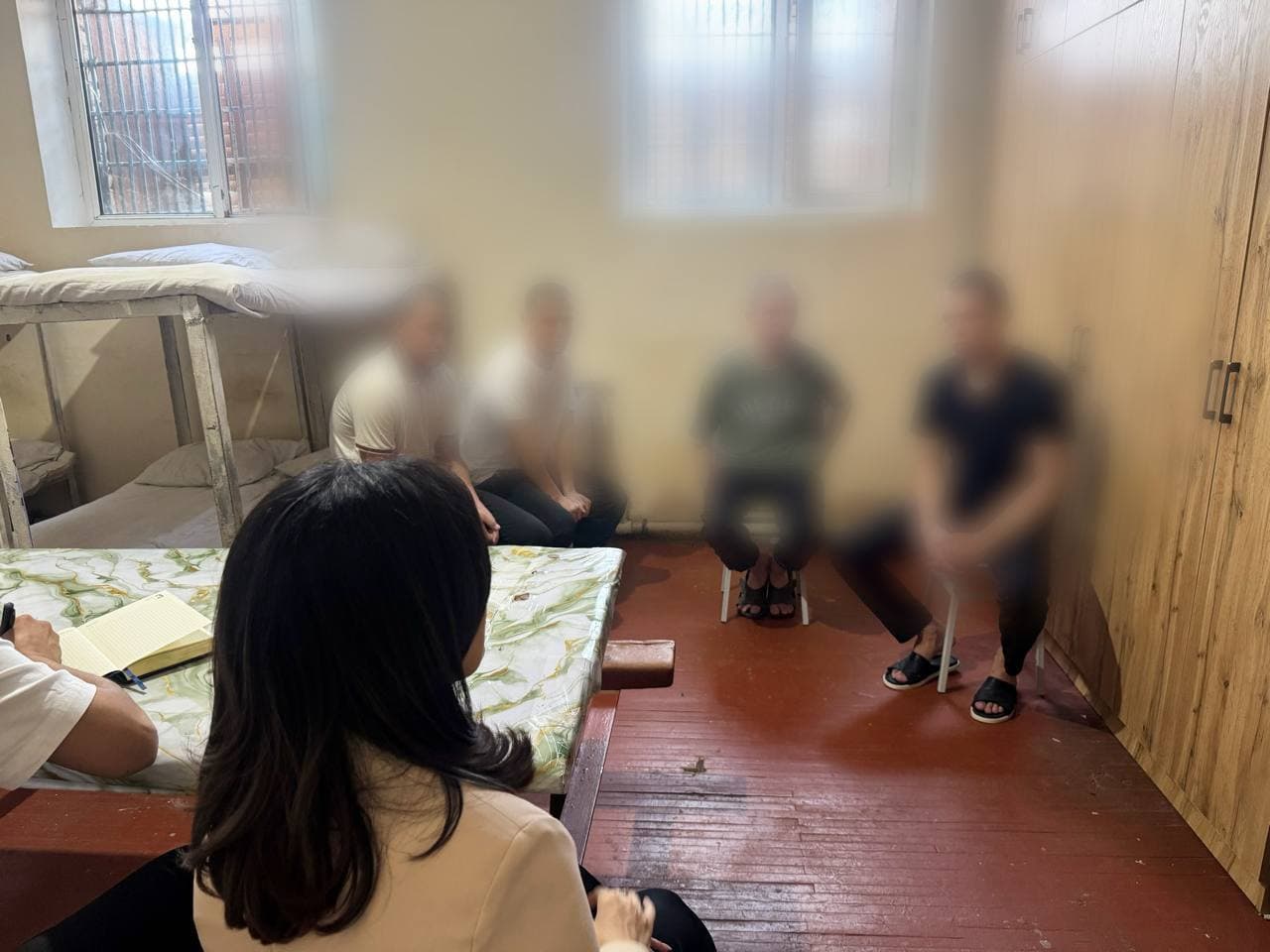Bolalar ombudsmani monitoring tashrifi bilan Sirdaryo viloyatida bo‘lib, Xovos tumanidagi 8-son tergov hibsxonasida saqlanayotgan voyaga yetmagan bolalarning shart-sharoitlarini o‘rgandi.