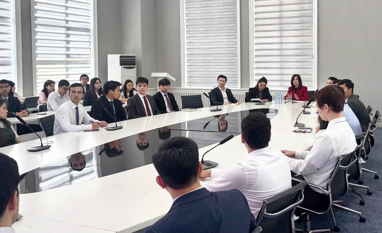 Bolalar ombudsmani Jahon iqtisodiyoti va diplomatiya universiteti “Xalqaro huquq” yo‘nalishi talabalari bilan amaliy muloqoti bo‘lib o‘tdi.