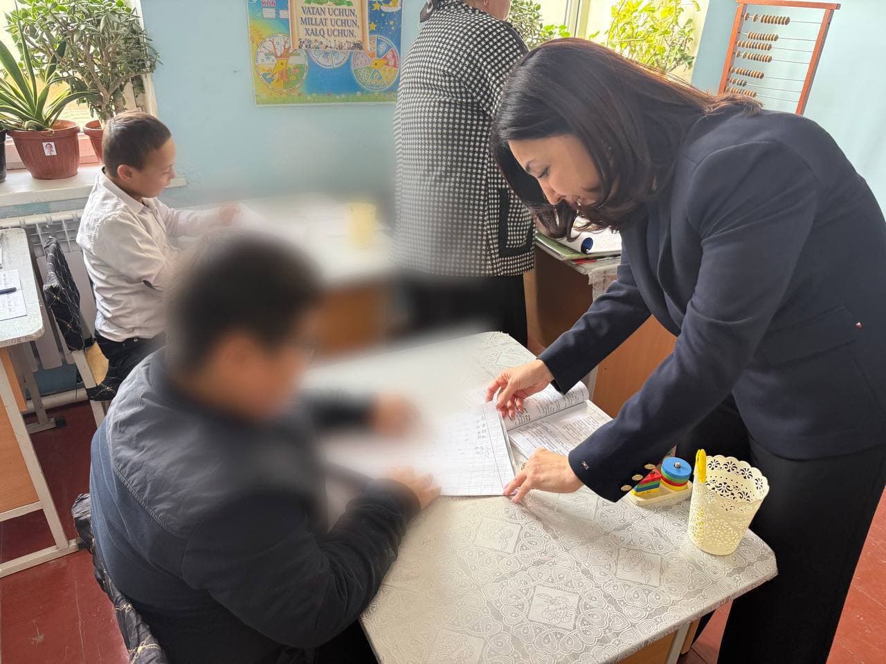 Namangan viloyatiga qilingan monitoring tashrifi davomida Bolalar ombudsmani To‘raqo‘rg‘on tumanida joylashgan 48-sonli “Aqli zaif bolalar uchun”ixtisoslashtirilgan maktab internatida bo‘ldi.