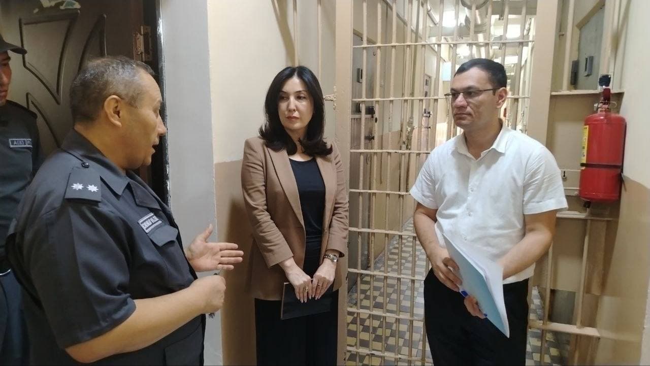 Bolalar ombudsmani monitoring tashrifi bilan Chirchiq shahar IIB vaqtincha saqlash hibsxonasida bo‘lib, bu yerda voyaga yetmaganlar uchun mavjud shart-sharoitlar bilan tanishdi.