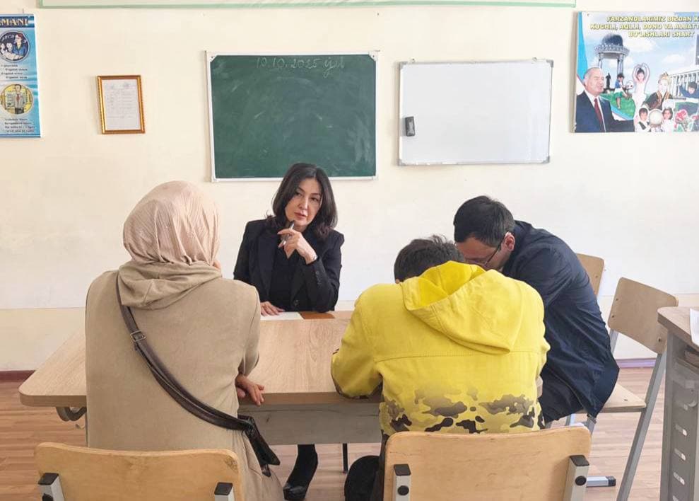 Kuni kecha Bolalar ombudsmani Jizzax viloyatidagi monitoring tashrifi davomida IIB huzuridagi Voyaga yetmaganlarga ijtimoiy-huquqiy yordam ko‘rsatish markazida bo‘lib, markazda voyaga yetmaganlar uchun yaratilgan shart-sharoitlar, jumladan, bolalarning dars jarayonlari, yotoqxona, dam olish  joylari hamda sanitariya va ovqatlanish sharoitlarini o‘rgandi.