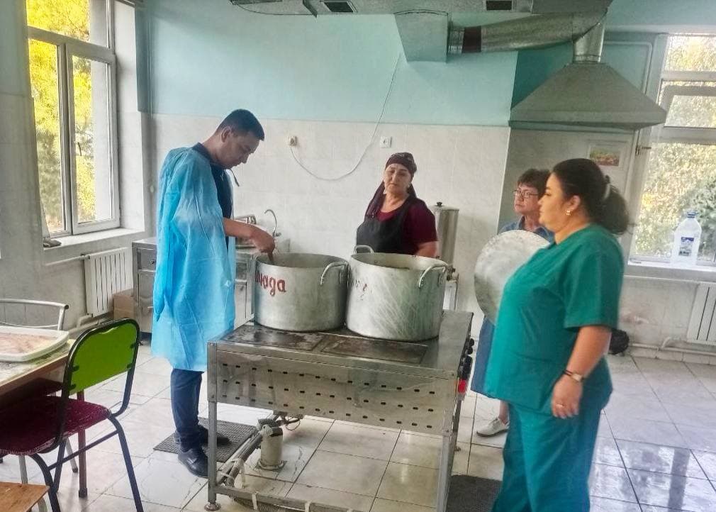 Bolalar ombudsmanining Samarqand viloyatidagi mintaqaviy vakili monitoring tashrifi bilan Samarqand shahrida joylashgan "1-sonli maxsus maktab hamda viloyat Bolalar uyida bo‘lib, bolalar muassasalari faoliyati hamda shart-sharoitlari bilan tanishdi.