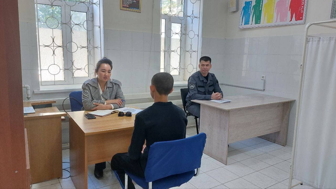 Bolalar ombudsmanining Qoraqalpog‘iston Respublikasidagi mintaqaviy vakili oltinchi mintaqaviy hududga qarashli 2-son tergov hibsxonasida saqlanayotgan voyaga yetmagan shaxslar bilan yakka tartibda suhbatlar o‘tkazib, ularning muammolarini o‘rgandi.