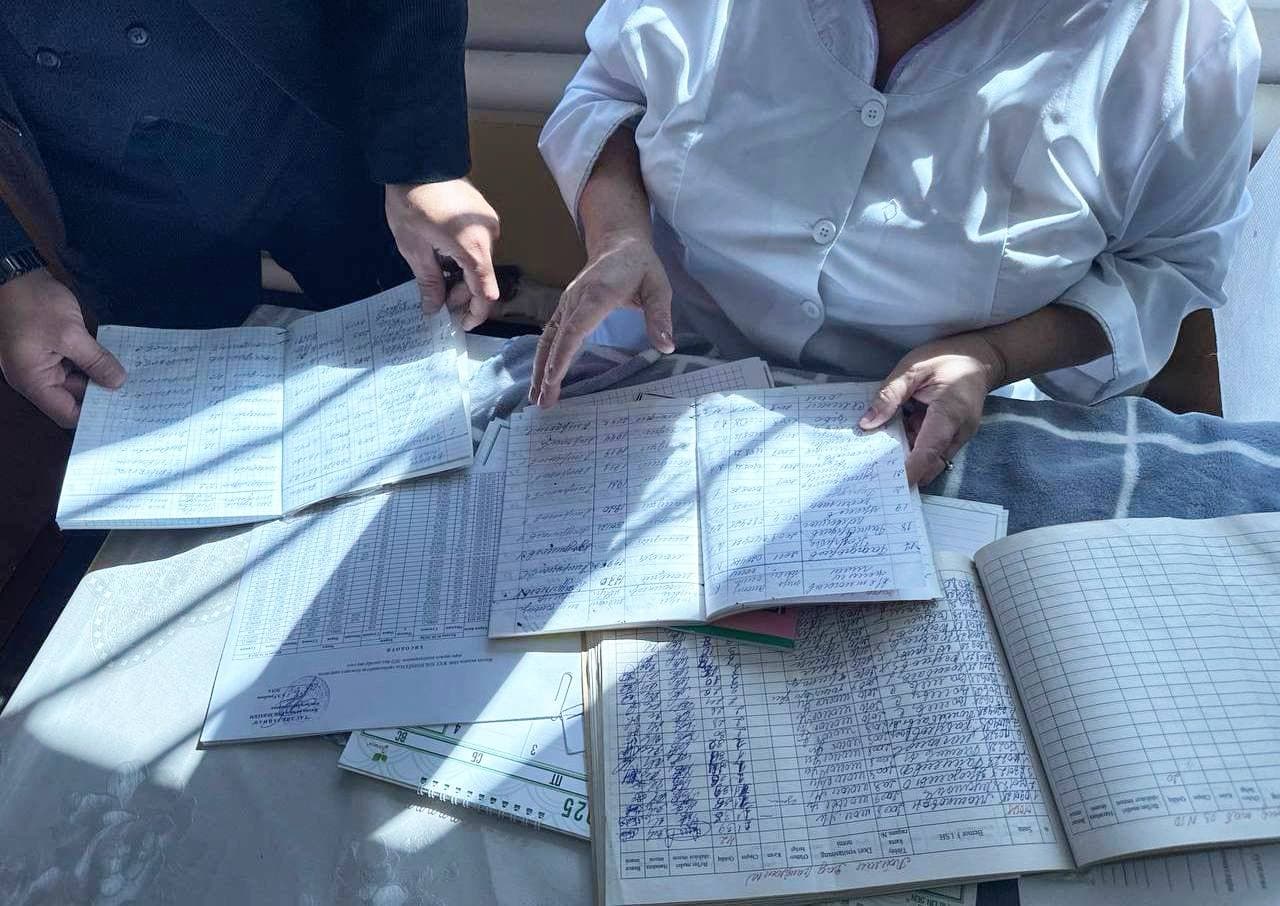 Kuni kecha Bolalar ombudsmani Jizzax viloyatidagi monitoring tashrifi davomida IIB huzuridagi Voyaga yetmaganlarga ijtimoiy-huquqiy yordam ko‘rsatish markazida bo‘lib, markazda voyaga yetmaganlar uchun yaratilgan shart-sharoitlar, jumladan, bolalarning dars jarayonlari, yotoqxona, dam olish  joylari hamda sanitariya va ovqatlanish sharoitlarini o‘rgandi.