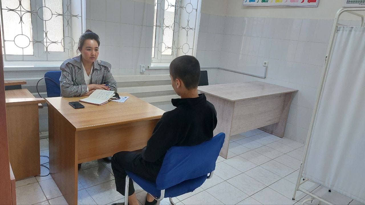 Bolalar ombudsmanining Qoraqalpog‘iston Respublikasidagi mintaqaviy vakili oltinchi mintaqaviy hududga qarashli 2-son tergov hibsxonasida saqlanayotgan voyaga yetmagan shaxslar bilan yakka tartibda suhbatlar o‘tkazib, ularning muammolarini o‘rgandi.