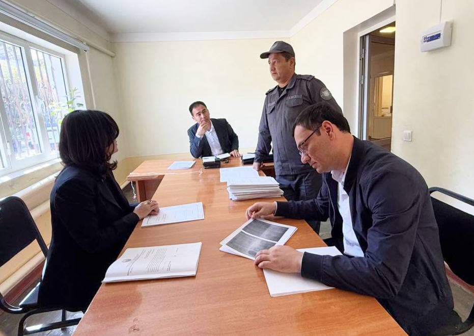 Kuni kecha Bolalar ombudsmani Jizzax viloyatidagi monitoring tashrifi davomida IIB huzuridagi Voyaga yetmaganlarga ijtimoiy-huquqiy yordam ko‘rsatish markazida bo‘lib, markazda voyaga yetmaganlar uchun yaratilgan shart-sharoitlar, jumladan, bolalarning dars jarayonlari, yotoqxona, dam olish  joylari hamda sanitariya va ovqatlanish sharoitlarini o‘rgandi.