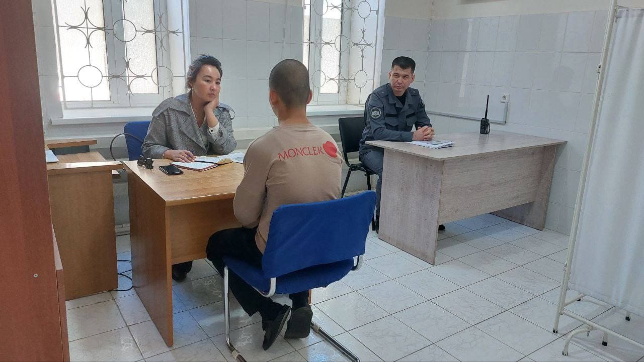 Bolalar ombudsmanining Qoraqalpog‘iston Respublikasidagi mintaqaviy vakili oltinchi mintaqaviy hududga qarashli 2-son tergov hibsxonasida saqlanayotgan voyaga yetmagan shaxslar bilan yakka tartibda suhbatlar o‘tkazib, ularning muammolarini o‘rgandi.
