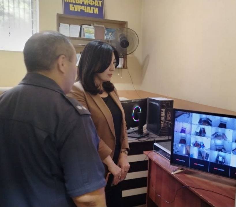 Bolalar ombudsmani monitoring tashrifi bilan Chirchiq shahar IIB vaqtincha saqlash hibsxonasida bo‘lib, bu yerda voyaga yetmaganlar uchun mavjud shart-sharoitlar bilan tanishdi.