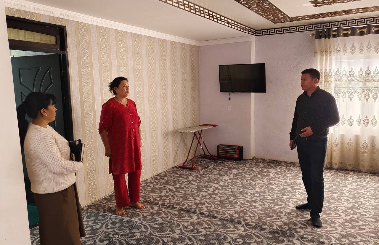 Bolalar ombudsmanining Qashqadaryo viloyatidagi mintaqaviy vakili Kasbi tumanidagi 1-sonli oilaviy bolalar uyida bo‘lib, yaratilgan shart-sharoitlarni o‘rgandi.