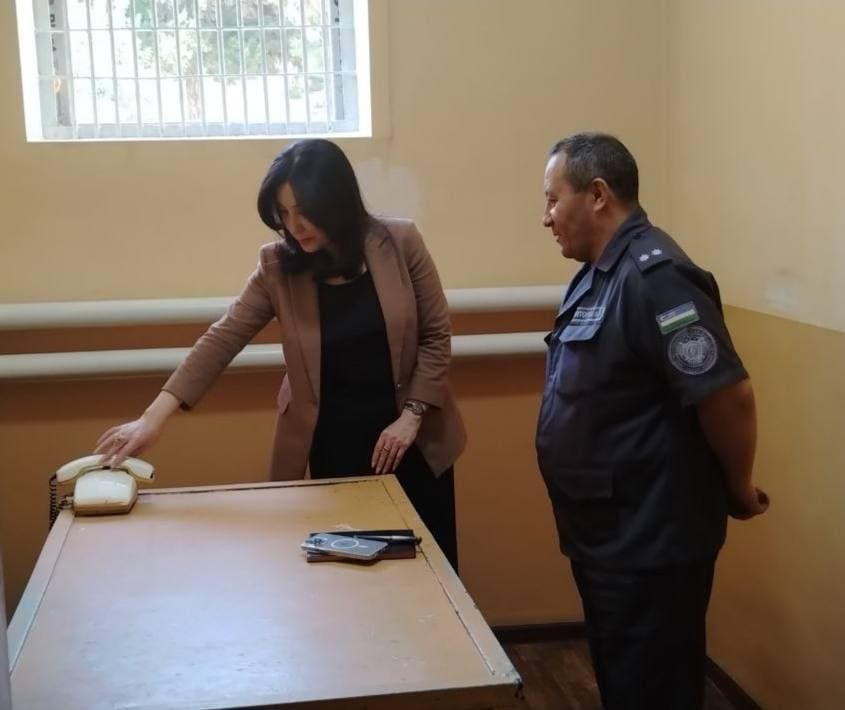 Bolalar ombudsmani monitoring tashrifi bilan Chirchiq shahar IIB vaqtincha saqlash hibsxonasida bo‘lib, bu yerda voyaga yetmaganlar uchun mavjud shart-sharoitlar bilan tanishdi.