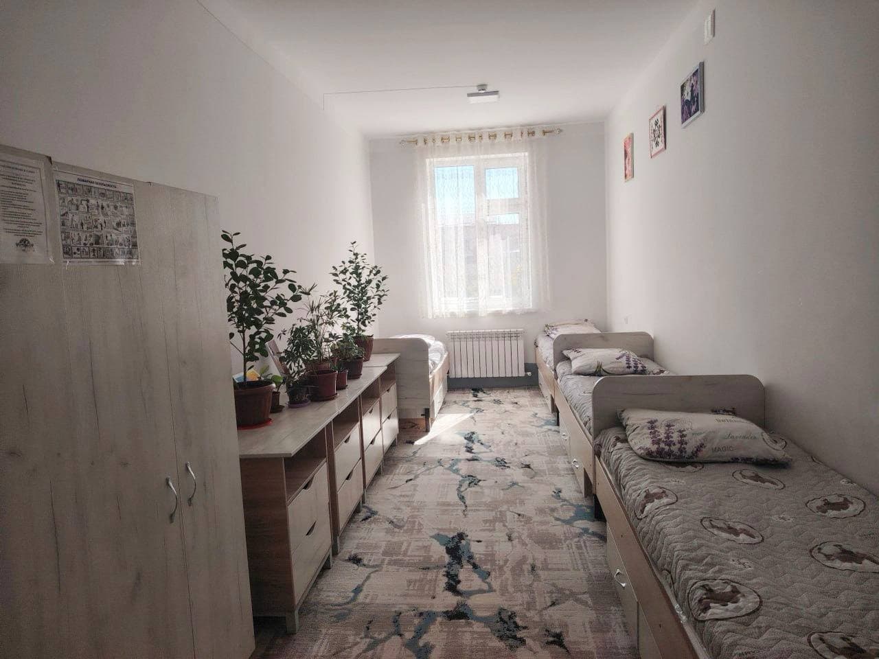 Bolalar ombudsmanining Qoraqalpog‘iston Respublikasidagi mintaqaviy vakili Ijtimoiy himoya milliy agentligi Qoraqalpog‘iston Respublikasi Boshqarmasiga qarashli Xo‘jayli tumani “Janqoңirat” mahallasida joylashgan 3-sonli Ta’limga ehtiyoji bor bolalarga ixtisoslashtirilgan maktab internatida bo‘ldi.