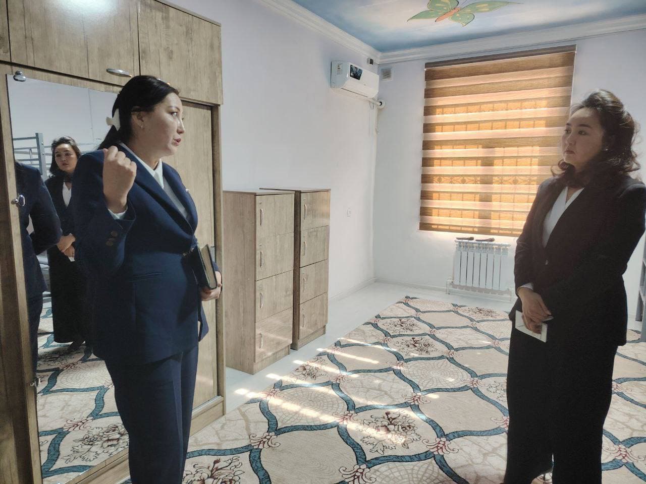 Bolalar ombudsmanining Qoraqalpog‘iston Respublikasidagi mintaqaviy vakili oltinchi mintaqaviy hududga qarashli 2-son tergov hibsxonasida saqlanayotgan voyaga yetmagan shaxslar bilan yakka tartibda suhbatlar o‘tkazib, ularning muammolarini o‘rgandi.
