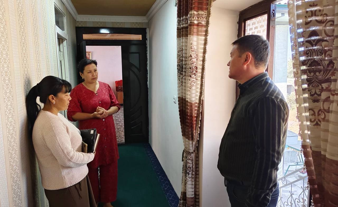 Bolalar ombudsmanining Qashqadaryo viloyatidagi mintaqaviy vakili Kasbi tumanidagi 1-sonli oilaviy bolalar uyida bo‘lib, yaratilgan shart-sharoitlarni o‘rgandi.