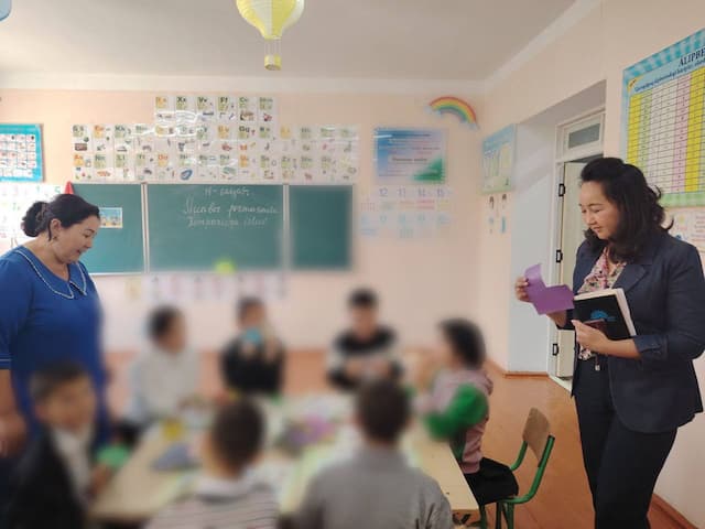 Bolalar ombudsmanining Qoraqalpog‘iston Respublikasidagi mintaqaviy vakili Ijtimoiy himoya milliy agentligi Qoraqalpog‘iston Respublikasi Boshqarmasiga qarashli Xo‘jayli tumani “Janqoңirat” mahallasida joylashgan 3-sonli Ta’limga ehtiyoji bor bolalarga ixtisoslashtirilgan maktab internatida bo‘ldi.