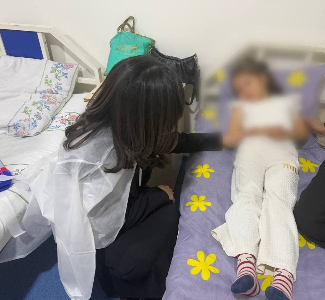 Bolalar ombudsmani monitoring davomida Forish tumani Tibbiyot birlashmasi Bolalar bo‘limida bo‘lib, 9-10 oktyabr kunlari sog‘lig‘idan shikoyat bilan murojaat etgan bog‘cha tarbiyalanuvchilarni davolash jarayoni va holatga oid hujjatlarni o‘rgandi.