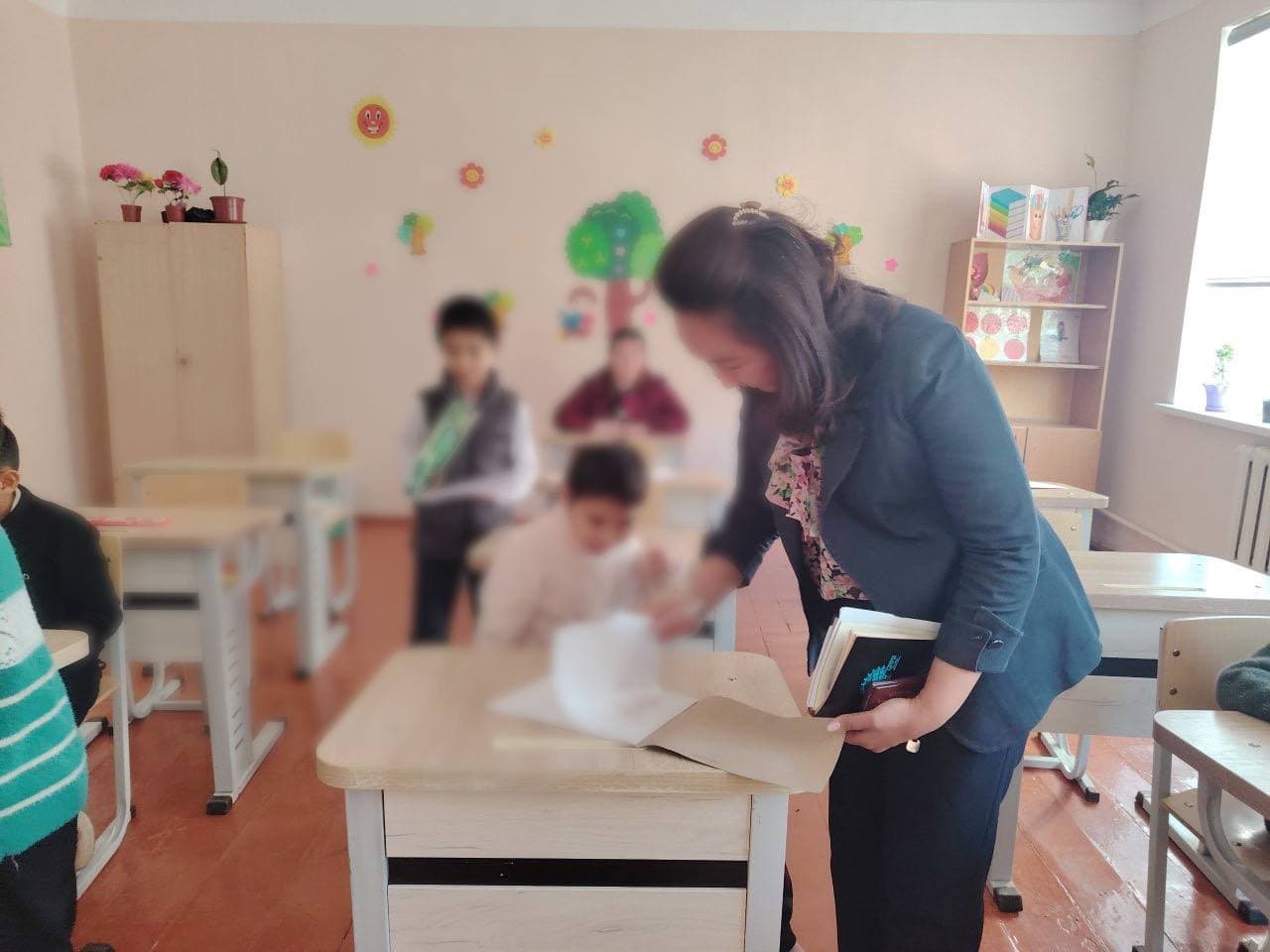 Bolalar ombudsmanining Qoraqalpog‘iston Respublikasidagi mintaqaviy vakili oltinchi mintaqaviy hududga qarashli 2-son tergov hibsxonasida saqlanayotgan voyaga yetmagan M.I ning migratsiyadan qaytgan onasi bilan uchrashdi.